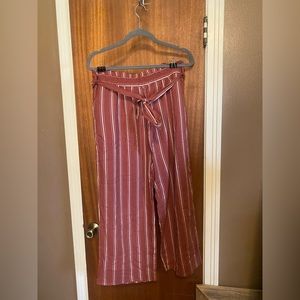 Cotton cropped pants. Belt can be removed.